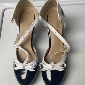 Women's Europe size 42 High heel saddle shoe style. Black and white